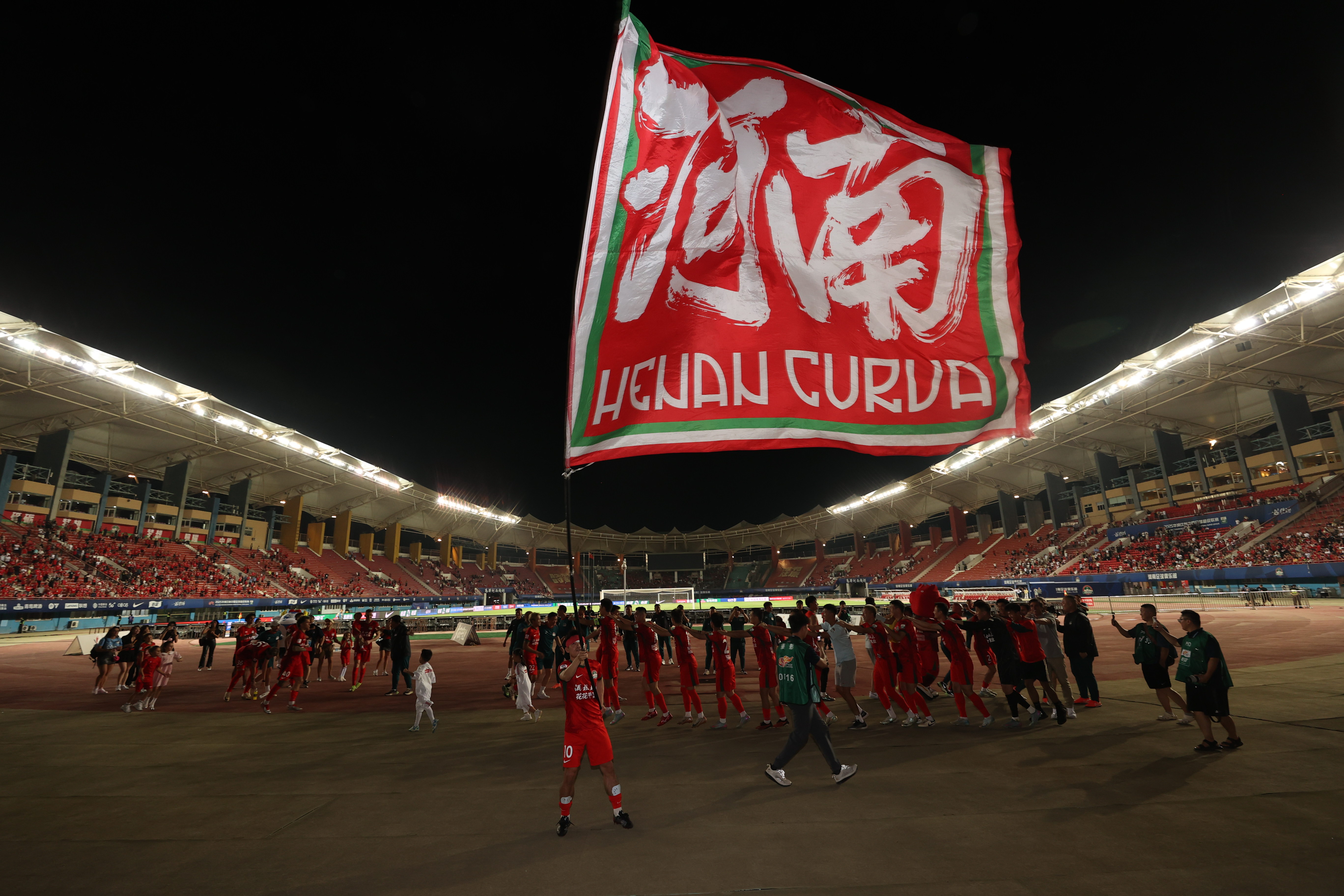 今夜中超传出新动向，纽约尼克斯内部沟通，管理层表态——更衣室稳定，赛程密集仍需轮换(从指尖传出的热情2星辰影在线看)