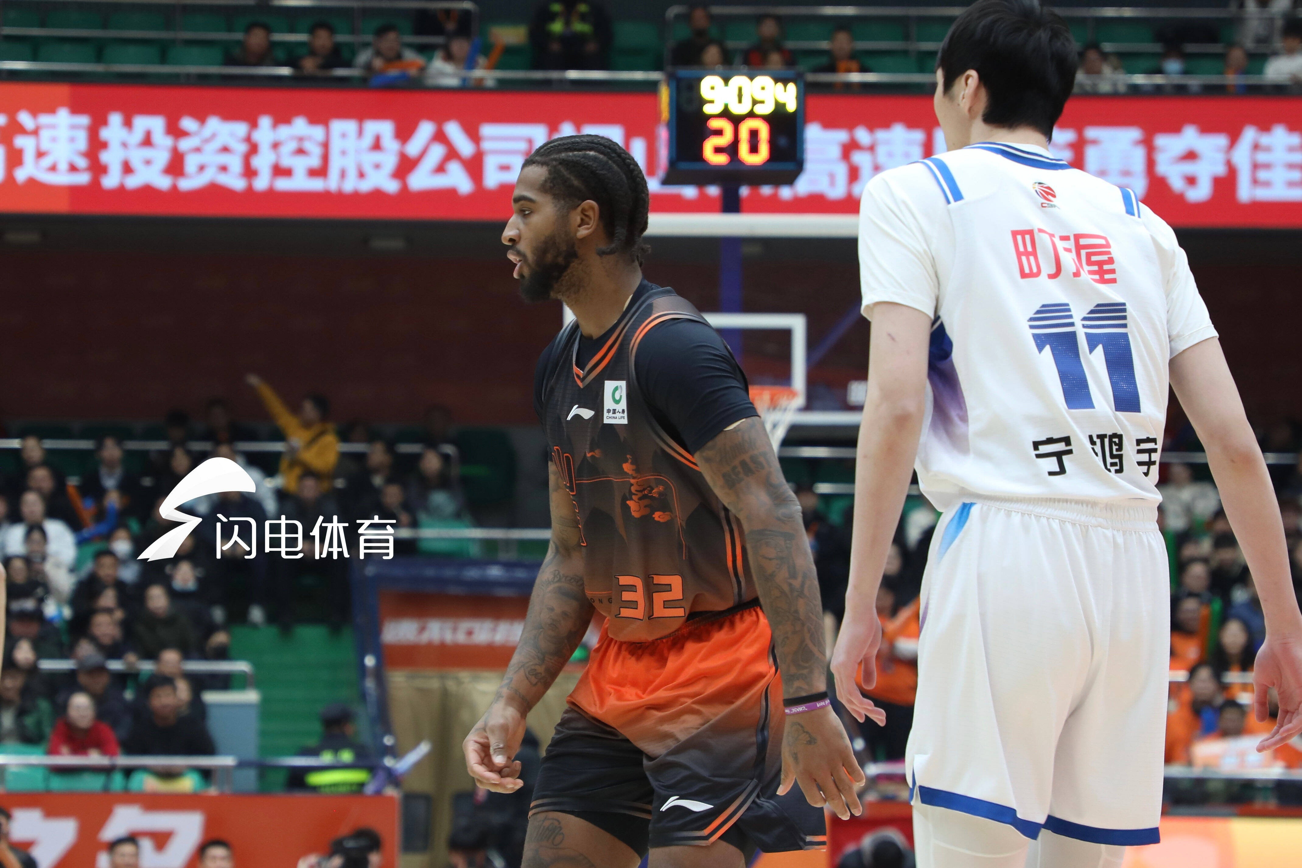 泰山球迷在现场做出不当行为 泰山球迷在现场做出不当行为