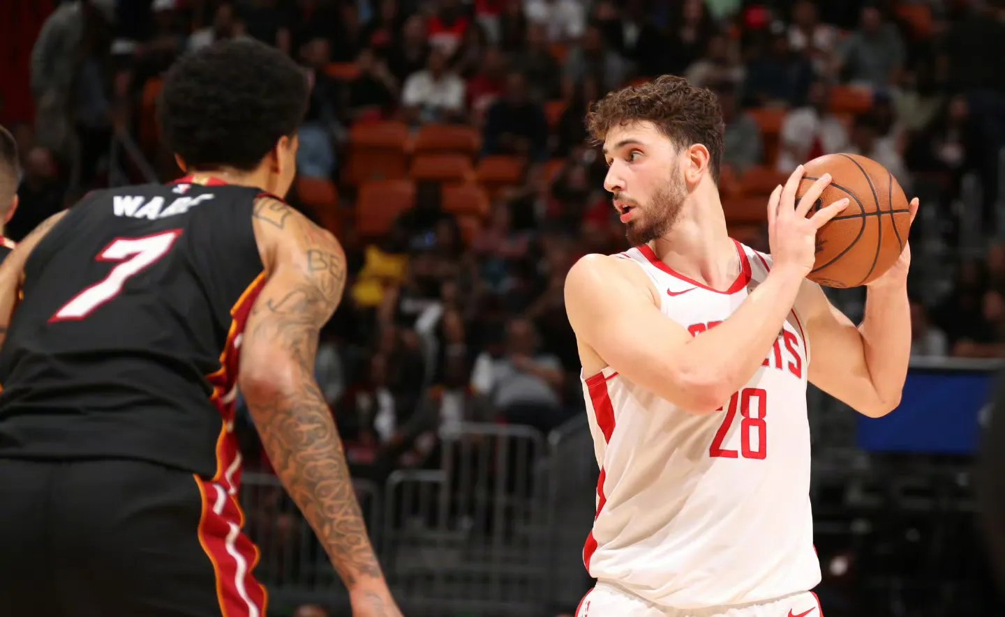 jiuyou网页登录-关键时刻迈阿密热火备战中超，单刀错失细节曝光，底气十足，资深球员宣示担当(央视记者直击洛杉矶冲突现场)